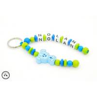 Taschenbaumler/Schlüsselanhänger mit Wunschname - Hund in babyblau/blau/hellgrün Bild 1