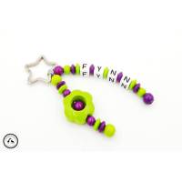 Taschenbaumler/Schlüsselanhänger mit Wunschname - Blume in hellgrün/purpurlila Bild 1