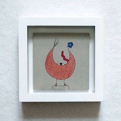 Minibild rotes Einaugenmonster fertig gerahmt im weißen Objektrahmen