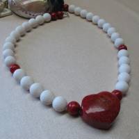 Halskette mit großem Herz aus Koralle in weiß und rot Bild 1