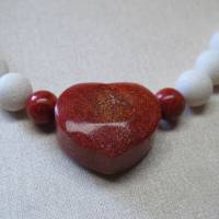 Halskette mit großem Herz aus Koralle in weiß und rot Bild 2