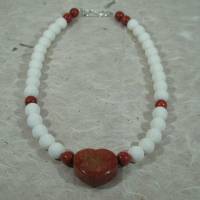 Halskette mit großem Herz aus Koralle in weiß und rot Bild 3