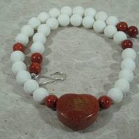 Halskette mit großem Herz aus Koralle in weiß und rot Bild 5