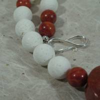 Halskette mit großem Herz aus Koralle in weiß und rot Bild 6