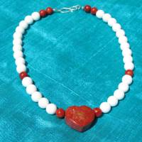 Halskette mit großem Herz aus Koralle in weiß und rot Bild 8