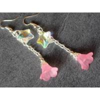 Ohrhänger "Rosa Glockenblume und Glitzerstern" 62mm lang insgesamt - rosa Lucite Blüte und irisierender Glasstern Bild 1