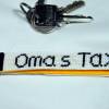 Schlüsselanhänger handgestickt "Omas Taxi" Bild 6