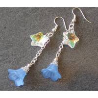 Ohrhänger "Blaue Glockenblume und Glitzerstern" 60mm lang insgesamt - blaue Lucite Blüte und irisierender Glasstern Bild 1