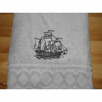 Segelschiff auf Duschtuch, gestickt, personalisiert inkl. Wunschname, Baumwollhandtuch, maritim, individuell, von Dieda Bild 1