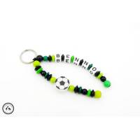Taschenbaumler/Schlüsselanhänger mit Namen - Fußball in dunkelgrün/grün/hellgrün/schwarz - Taschenanhänger/Namenanhänger - Bild 1