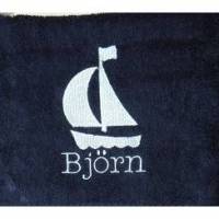 maritimes Duschtuch, bestickt mit einem Boot, personalisiert inkl. Wunschname, Baumwollhandtuch, maritim, individuell, von Dieda Bild 1