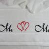 handgesticktes Handtuch Mr + Mr weiß oder schwarz mit Herz Geschenk zur Hochzeit zweier Männer Bild 2