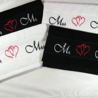 handgesticktes Handtuch Mrs + Mrs weiß oder schwarz mit Herz Geschenk zur Hochzeit von zwei Frauen Bild 2