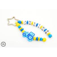 Taschenbaumler/Schlüsselanhänger mit Wunschname - Traktor in blau/gelb Bild 1