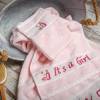 Set Handtuch, Gästehandtuch und Waschhandschuh, handbestickt, "It`s a Girl" und Motiv, Geschenkidee Baby Mädchen, rosa Bild 3