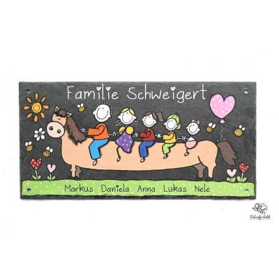 Türschild aus Schiefer mit Familie auf Pferd, personalisiertes Geschenk zum Umzug / Einzug / Geburtstag