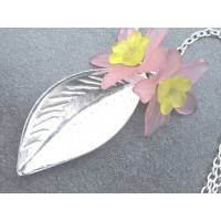 Halskette "Blatt mit Blütenduo"  49cm lang rundum plus 5cm Anhänger mit Lucite-Blüten und tollem Blattanhänger Bild 1