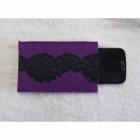 Smartphone- Hülle violett, aus Filz mit schwarzer Spitze Bild 1