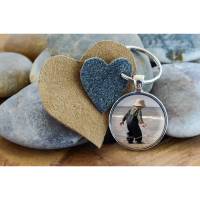 personalisierter Schlüsselanhänger, Cabochon und Lederanhänger in Herzform Geschenk für sie Muttertag Valentinstag Kommunion Bild 1
