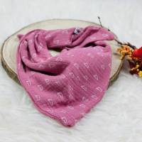 Baby Kleinkind Halstuch, Sabbertuch, Dreieckstuch aus Musselin in rosa mit kleinen weißen Füßen Bild 1
