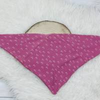Baby Kleinkind Halstuch, Sabbertuch, Dreieckstuch aus Musselin in rosa mit kleinen weißen Füßen Bild 3