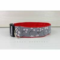 Hundehalsband mit Blumen auf grau, mit Kunstleder in rot, Halsband für Hunde Bild 1