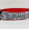 Hundehalsband mit Blumen auf grau, mit Kunstleder in rot, Halsband für Hunde Bild 2