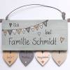 Türschild aus Holz mit Wimpelkette für Familien mit Namen personalisiert. Einzugsgeschenk für das neue Zuhause Bild 3