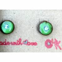 Minimalistische runde Keramik-Ohrstecker -  grün glasiert, mit hellblauem Swarovski-Steinchen verziert Bild 1