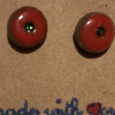 Minimalistische runde Keramik-Ohrstecker, rot glasiert mit grünem Swarovski-Steinchen