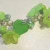 Armband APFELGRÜNE BLÜTEN 22cm lang - Bettelarmband mit grünen Blüten und Blättern aus Lucite Bild 3