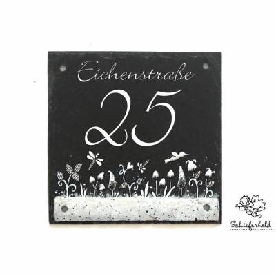 wetterfeste Hausnummer aus Schiefer mit Zahl und Straßenname personalisiert, Hausnummernschild mit Blumenwiese