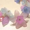 Armband SUMMER FLOWERS 22cm lang - Bettelarmband mit blauen, lila und rosa Blüten und Blättern aus Lucite Bild 3