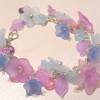 Armband SUMMER FLOWERS 22cm lang - Bettelarmband mit blauen, lila und rosa Blüten und Blättern aus Lucite Bild 4