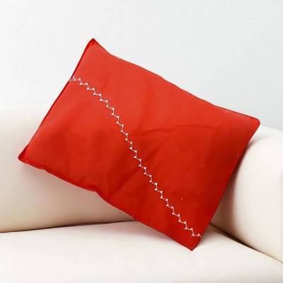 Rotes Körnerkissen mit Dinkelfüllung