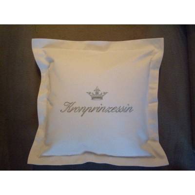 Kissen Kronprinzessin – Weißes Baumwollsatin Kissen mit silberner Krone, personalisierbar