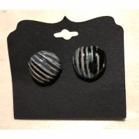 Schlicht edle Keramik-Ohrstecker in Muschelform, dunkelblau auf Schwarz glasiert Bild 1