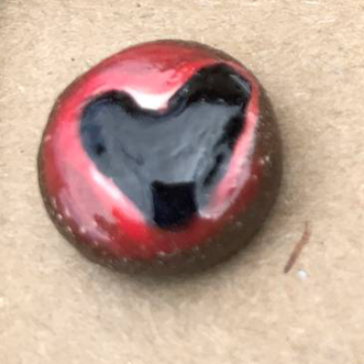 Runde Keramik Ohrstecker rot mit schwarzem Herz - Unikate