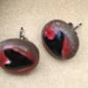 Runde Keramik Ohrstecker rot mit schwarzem Herz - Unikate Bild 2