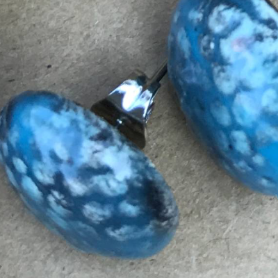 Runde Keramik-Ohrstecker: Blau auf weißem Ton (1)