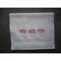 Gästehandtuch bestickt mit 3 kleinen Schweinchen Bild 1