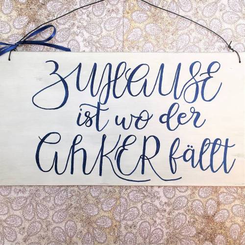 Holzschild Deko Schild mit Spruch "Zuhause ist, wo..." Vintage handgemacht Türschild Zuhause Dekor Wohndeko Wanddekoration weiß Kalligraphie