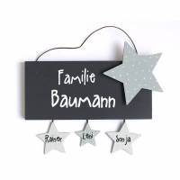 Türschild aus Holz für Familien personalisiert mit Namen und Sternanhänger. Einzugsgeschenk für das Zuhause. Bild 1