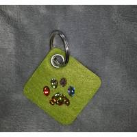 Hellgrüner Filz-Schlüsselanhänger mit einer bunt schimmernden Pfote Bild 1