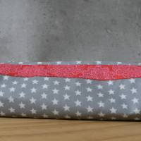 kleines Federmäppchen aus beschichteter Baumwolle,  hellgrau mit Sternen, rotes Webband Bild 3