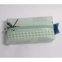 Taschentuchtasche mit Reißverschluss, beschichtete Baumwolle, schilfgrün mit Libellenmotiv Bild 1
