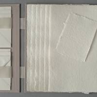 Briefpapier, Set mit 6 handgeschöpften Briefbögen und 6 Umschlägen in einer Mappe ca. 22 cm x 31 cm, cremeweiß, Geschenk Bild 3