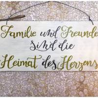 Holzschild Deko Schild mit Spruch "Familie und Freunde sind ..." Vintage handgemacht Türschild Zuhause Dekor Wohndeko Wanddekoration weiß Bild 1