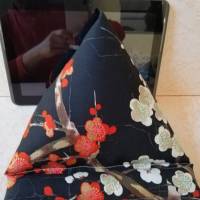Tablet-Kissen, Tabletstütze, Tablethalter,  Japanstoff mit Kirschblüten Gold- glänzend Bild 2