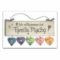 Türschild aus Holz für Familien personalisiert mit Namen, Figuren und Herzanhänger. Holzschild, Willkommensschild. Bild 1